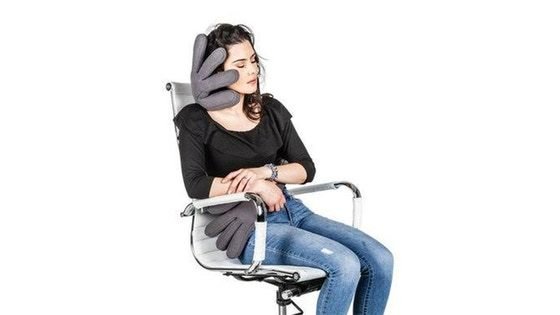 MonPère. Linear travel pillow. A new shape for deeper sleep.