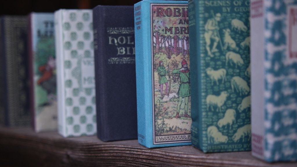 Novel bookwallets, wallets disguised as antique literature