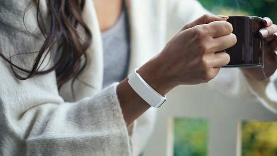 HEY: a revolutionary bracelet that sends touch over distance